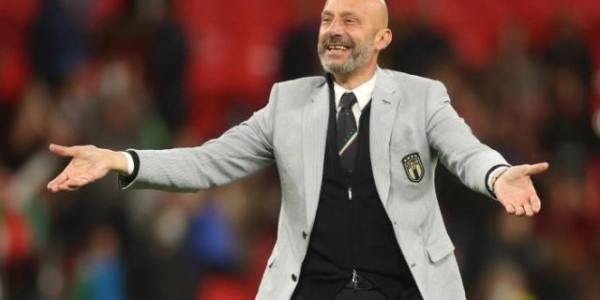 c7娱乐-维亚利离世，意足坛至悲：桑普的眼泪与曼乔的沉默