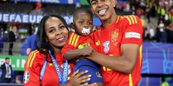 【17岁让全家退休】亚马尔谈及为母亲买房：‘你想要哪一套？