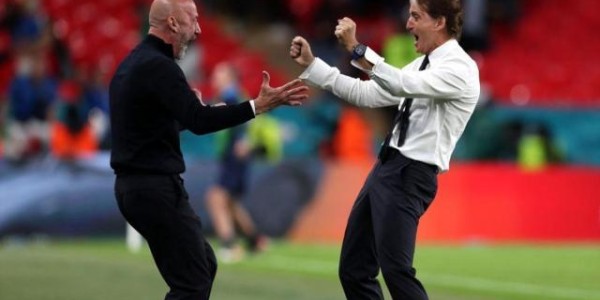 c7娱乐-维亚利离世，意足坛至悲：桑普的眼泪与曼乔的沉默