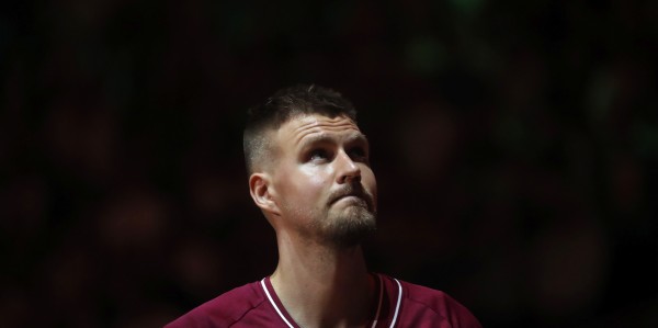 c7c7.app-波尔津吉斯外线失准14分6板3帽 三分四投全失